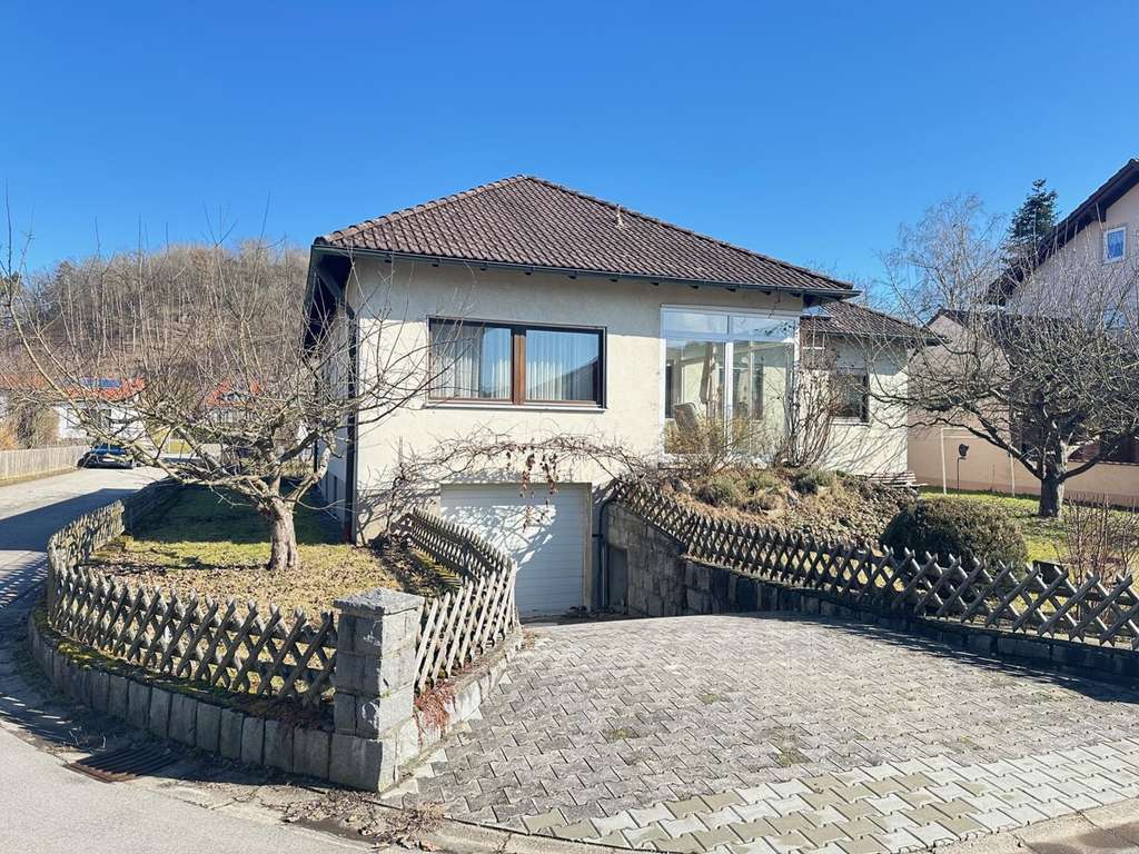 Immobilie in Deggendorf - Waldmdach-Bungalow in ruhiger, naturnaher Wohnlage mit 740 m2 Grundstück in Deggendorf/Natternberg - Bild 1