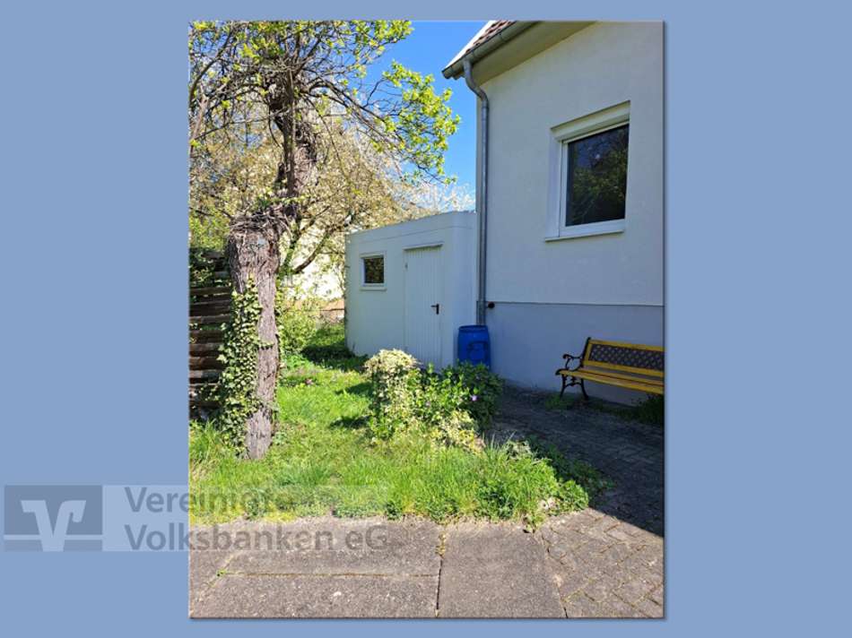 Garten mit Garage