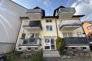 Helle 3-Zimmer-Wohnung mit Balkon, Stellplätzen und Keller in ruhigem Mehrfamilienhaus – Die vollständige Adresse der Immobilie erhältst du vom Anbieter., 63834 Sulzbach am Main – Vorschaubild 2