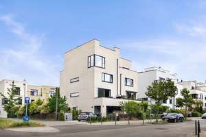 Rummelsburger Bucht: Architekten-Townhouse am Medaillonpark mit Garten, Dachterrasse und Stellplatz