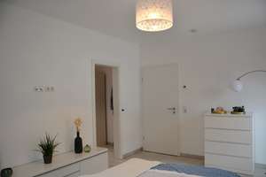 ELEGANTE DHH - NEUBAU - MIT 4 ZIMMERN, EBK, TERRASSE, GEPFLEGTER GARTEN, GARAGE AM HAUS, RUHIGE LAGE – Die vollständige Adresse der Immobilie erhältst du vom Anbieter., 64546 Mörfelden-Walldorf – Vorschaubild 34