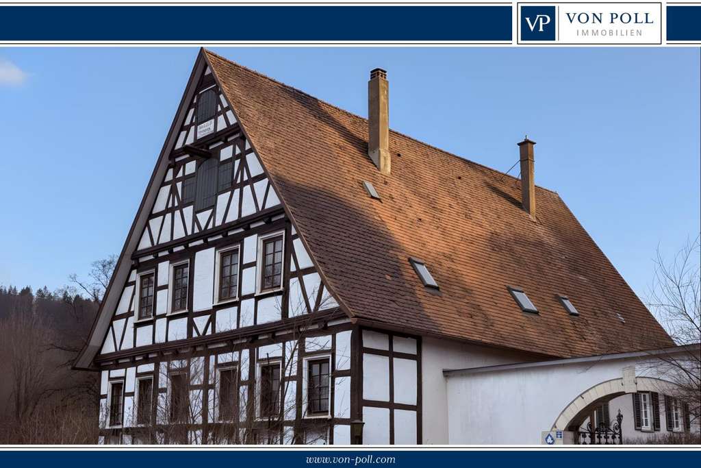 Immobilie in Heidenheim an der Brenz - Denkmalgeschütztes Pfarrhaus mit architektonischer Ausstrahlung - Bild 0