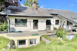 Haus mit Ausbaupotential über 3 Etagen und großem Grundstück in toller Lage – Hans-Thoma-Weg  2, 79862 Höchenschwand – Vorschaubild 1