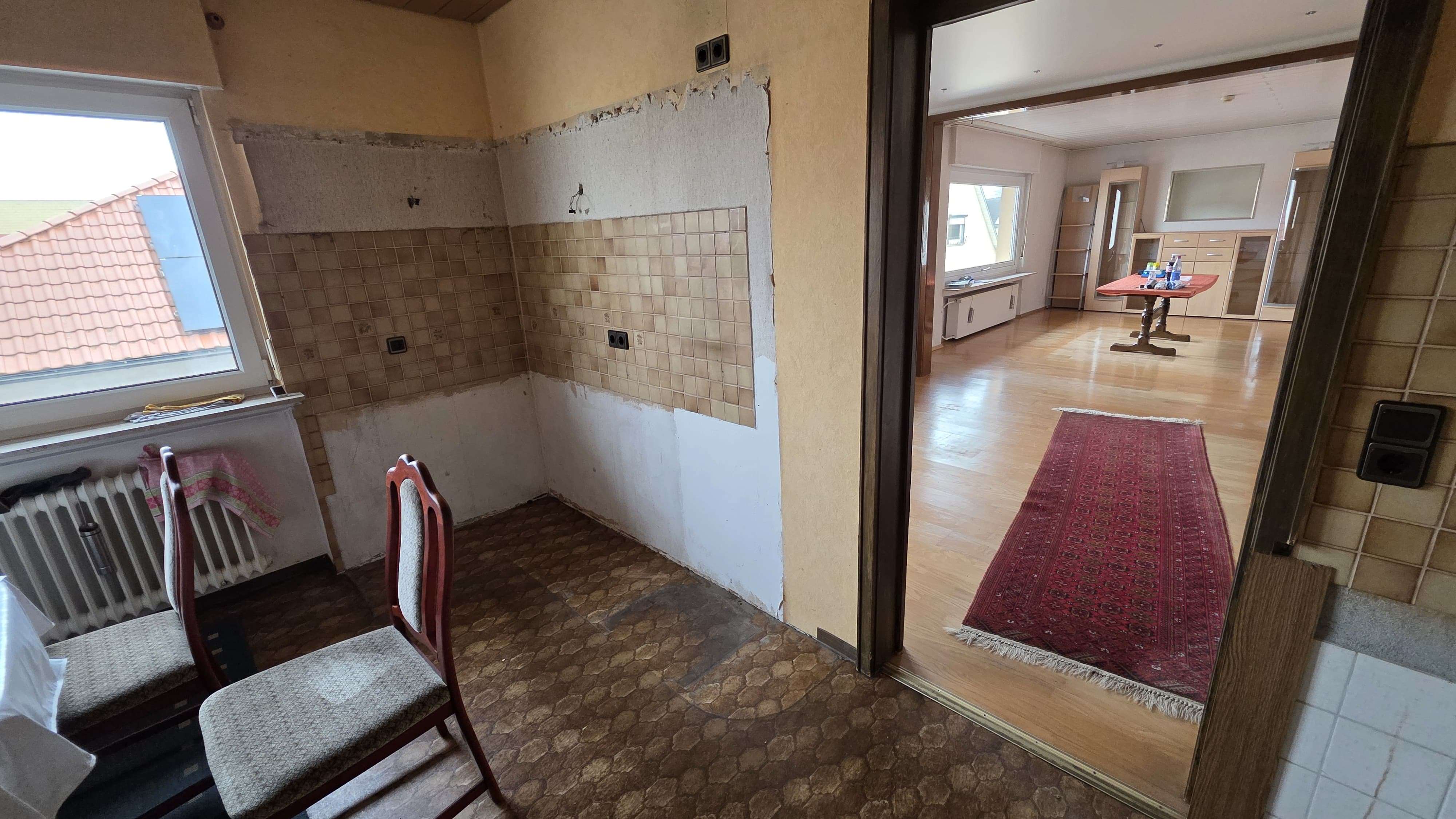 Immobilie in Philippsburg - 1-2 Familienhaus mit gutem Raumangebot und großen Garagentrakt der ideal für Hobbyhandwerker ist - Bild 2