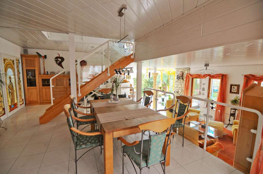 Immobilie in Bondorf - Einfamilienhaus plus großem Untergeschoss nutzbar als Einliegerwohnung oder Büroräumlichkeiten - Bild 2