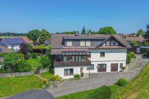 Großzügiges Wohnhaus mit drei Einheiten, Wintergarten und unverbaubarer Ortsrandlage – Die vollständige Adresse der Immobilie erhältst du vom Anbieter., 88339 Bad Waldsee – Vorschaubild 2