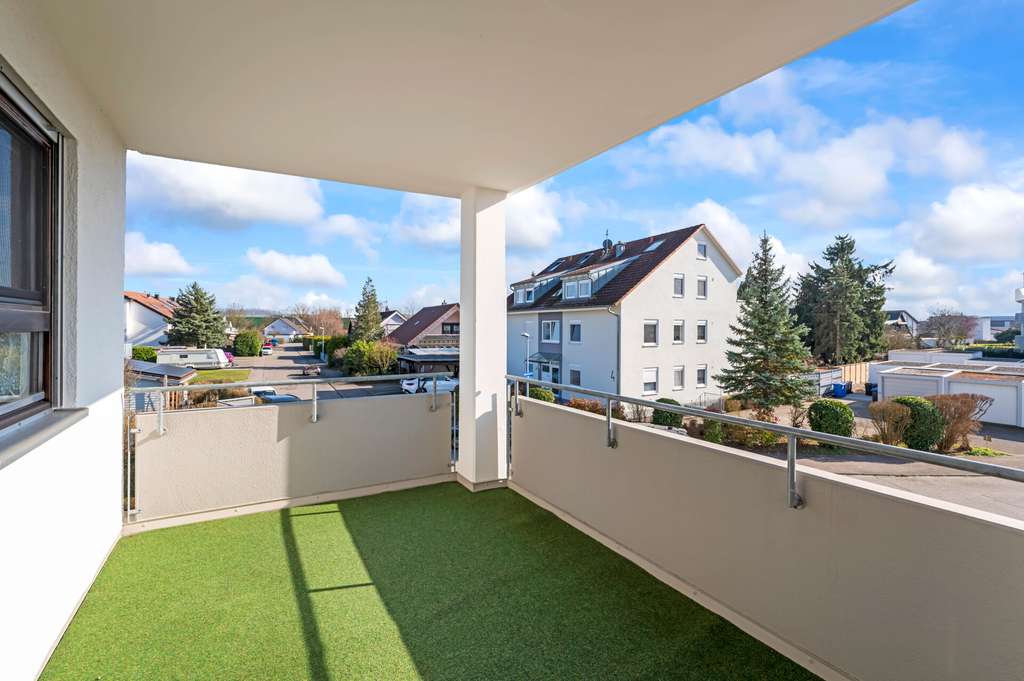 Immobilie in Efringen-Kirchen - Stilvolle 3-Zimmer-Eigentumswohnung mit Sonnenbalkon, Stellplatz und lichtdurchfluteten Räumen - Bild 3