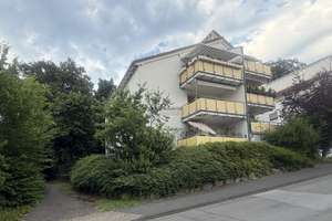 Baujahr 2001: Sonnige 3-Zimmer Wohnung mit großem Balkon und Garage!