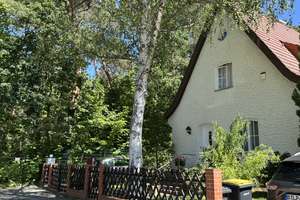 BEGEHRTES NIKOLASSEE: Idyllisches Haus auf Sonnengrundstück mit Garten, Terrasse, Garage & Sauna! – Die vollständige Adresse der Immobilie erhältst du vom Anbieter., 14129 Nikolassee, Berlin – Vorschaubild 1