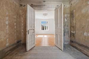 Rohdiamant im Herzen von Ottensen: Stilaltbau mit 4 Zimmern & großem Ausbaupotenzial
