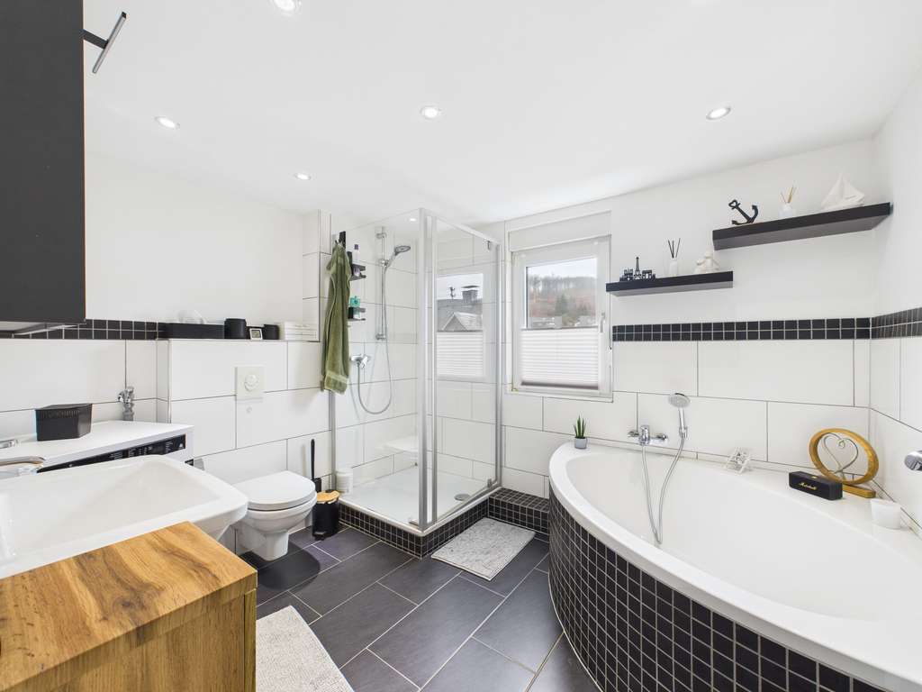 Immobilie in Wilnsdorf - Eigentum oder Vermietung? Bezugsfreie Wohnung in Oberdielfen - Bild 4