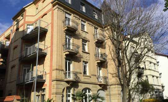 Traum-Altbauwohnung mit großem Balkon