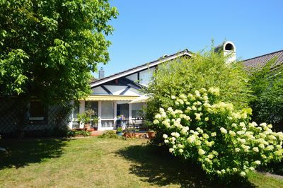 Individuelle Doppelhaushälfte mit Wintergarten, Doppelgarage und großem Garten in ruhiger Lage
