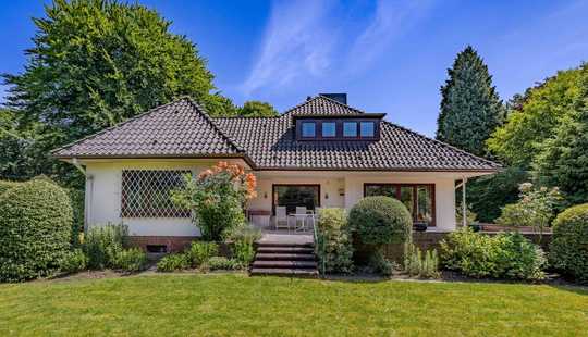 Bild von Einfamilienhaus auf sonnigem Grundstück