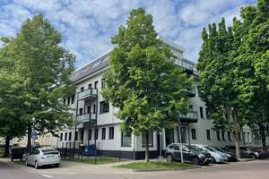 Große Wohnung sucht nette Familie! Bad mit Wanne und Dusche! Balkon! Fahrstuhl! Bus System
