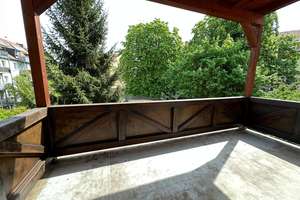 Geräumige 2 Zimmer Wohnung mit Kamin, Balkon und Einbauküche in bester Lage!