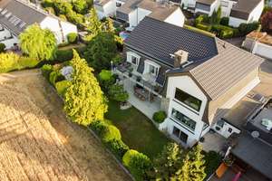 WIESBADEN: Repräsentative Villa mit Fernblick!