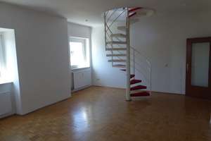 AUF 3 EBENEN MIT TERRASSE BEZUGSFREI AUßERGEWÖHNLICHE WHG. WOHNKÜCHE WANNENBAD+G-WC PARKETT REISHOLZ – 40599 Reisholz, Düsseldorf – Vorschaubild 2