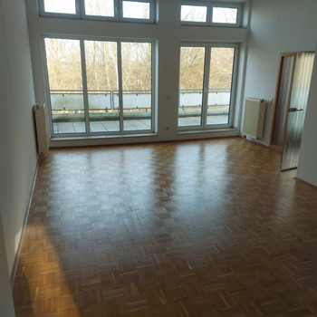 2,5 Raum Wohnung mit Parkett und ausergewöhnlicher Aussicht