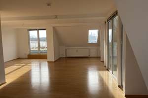Dachgeschosswohnung mit loftartigem Wohnraum und Büro