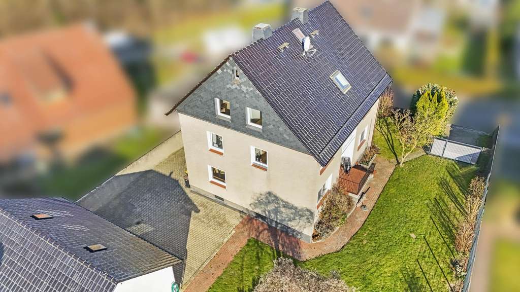 Immobilie in Pattensen - Kapitalanlage in Pattensen - teilmodernisiertes 3 Familienhaus mit 3 Garagen und schönem Grundstück - Bild 2
