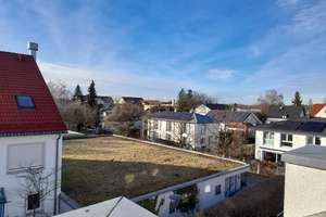 Lebendig wohnen in Moosach: 3-Zimmer-Dachgeschosswohnung mit Balkon