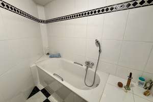 Großzügiges Wohnerlebnis: Design-Küche, Echtholzparkett & zwei Balkone – Moerser Str. 20, 47798 Cracau, Krefeld – Vorschaubild 9