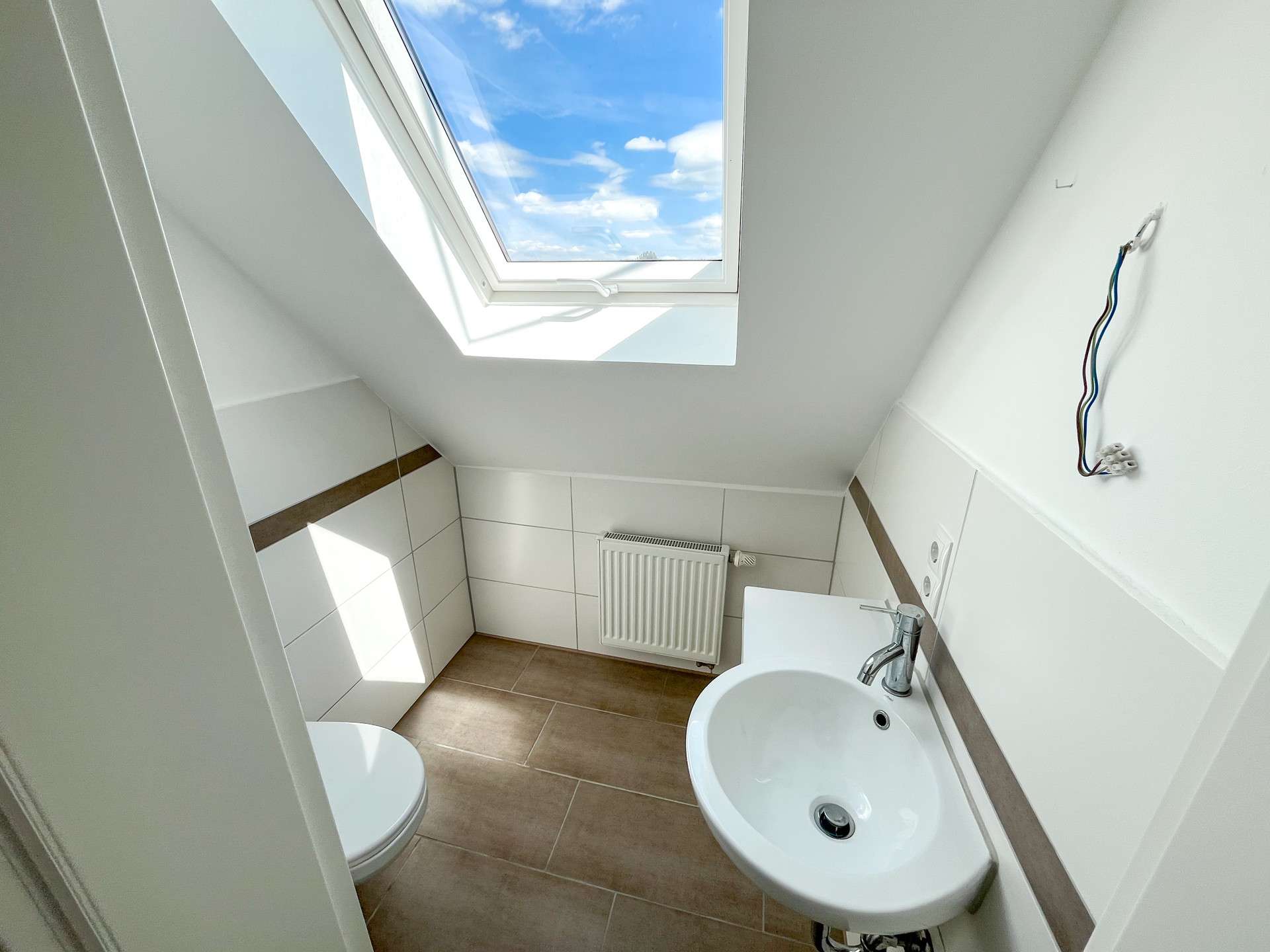 Immobilie in Wirges - Einziehen & genießen: Modernisiertes Zweifamilienhaus mit Photovoltaikanlage, Garage und Terrasse - Bild 1