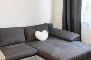 Renoviert & möbliert: Helle 2-Zimmer-Wohnung mit Balkon in Düsseldorf-Stadtmitte – 40233 Stadtmitte, Düsseldorf – Vorschaubild 2