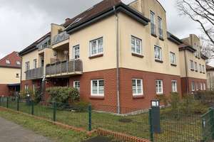 Attraktive Erdgeschosswohnung mit Terrasse in gepflegtem Mehrfamilienhaus – solide Kapitalanlage – Die vollständige Adresse der Immobilie erhältst du vom Anbieter., 12524 Altglienicke, Berlin – Vorschaubild 1