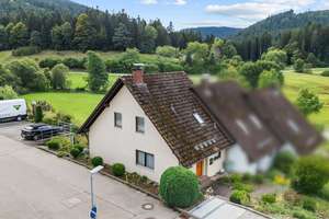 RESERVIERT: Charmantes Reihenendhaus in Seewald mit sonnigem Balkon & Terrasse – Die vollständige Adresse der Immobilie erhältst du vom Anbieter., 72297 Seewald – Vorschaubild 1