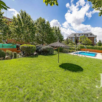Majadahonda, 2 Schlafzimmer mit 2 Bädern und 2 Garagenstellplätzen, Garten und Pool