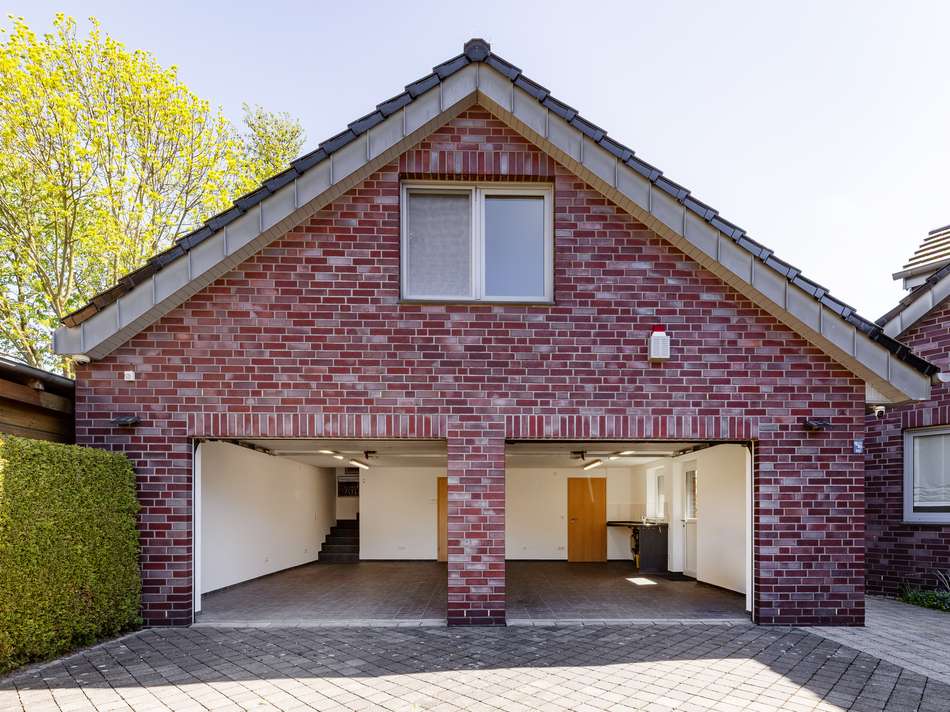 Doppelgarage mit Technikraum