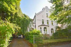 Hochparterre-Wohnung in denkmalgeschützter Stadtvilla!