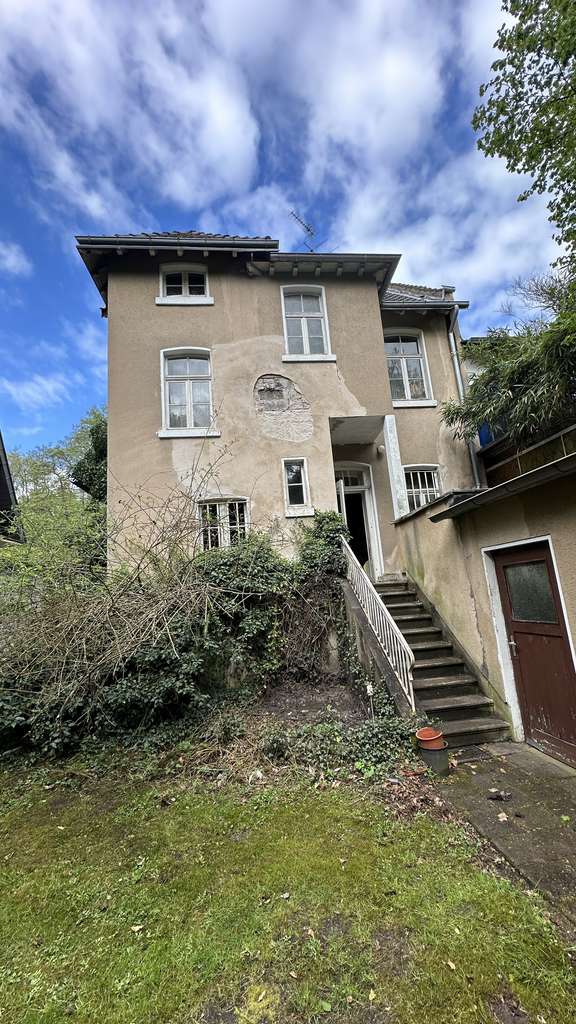 Kernsanierungsbedürftiges EFH auf 1.026 m² Grundstück zu verkaufen