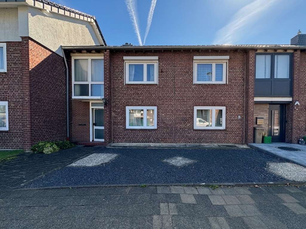 Immobilie in Erkelenz - Gemütliches Zweifamilienhaus mit Garten und zwei Garagen in Erkelenz-Gerderath - Bild 0