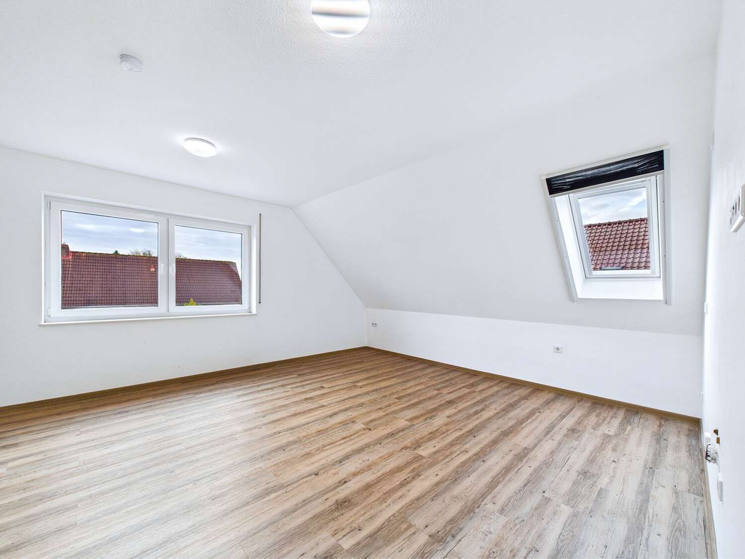 Immobilie in Leezdorf - Neuwertiges Zweifamilienhaus in ruhiger Lage von Leezdorf - Bild 0