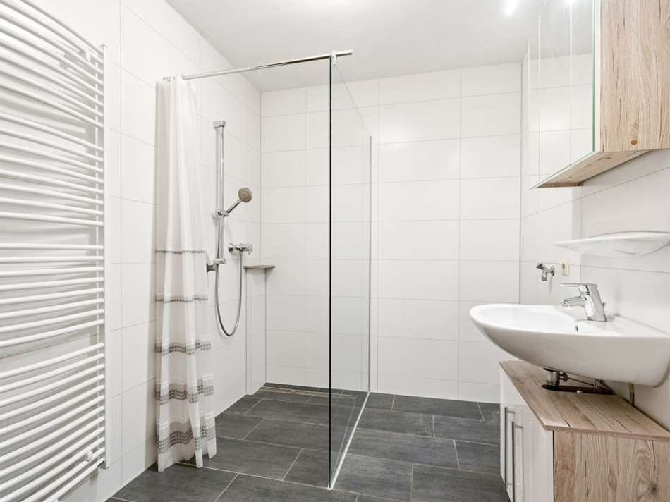 Badezimmer mit Dusche