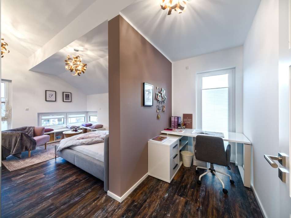 Schlafen mit Homeofficebereich