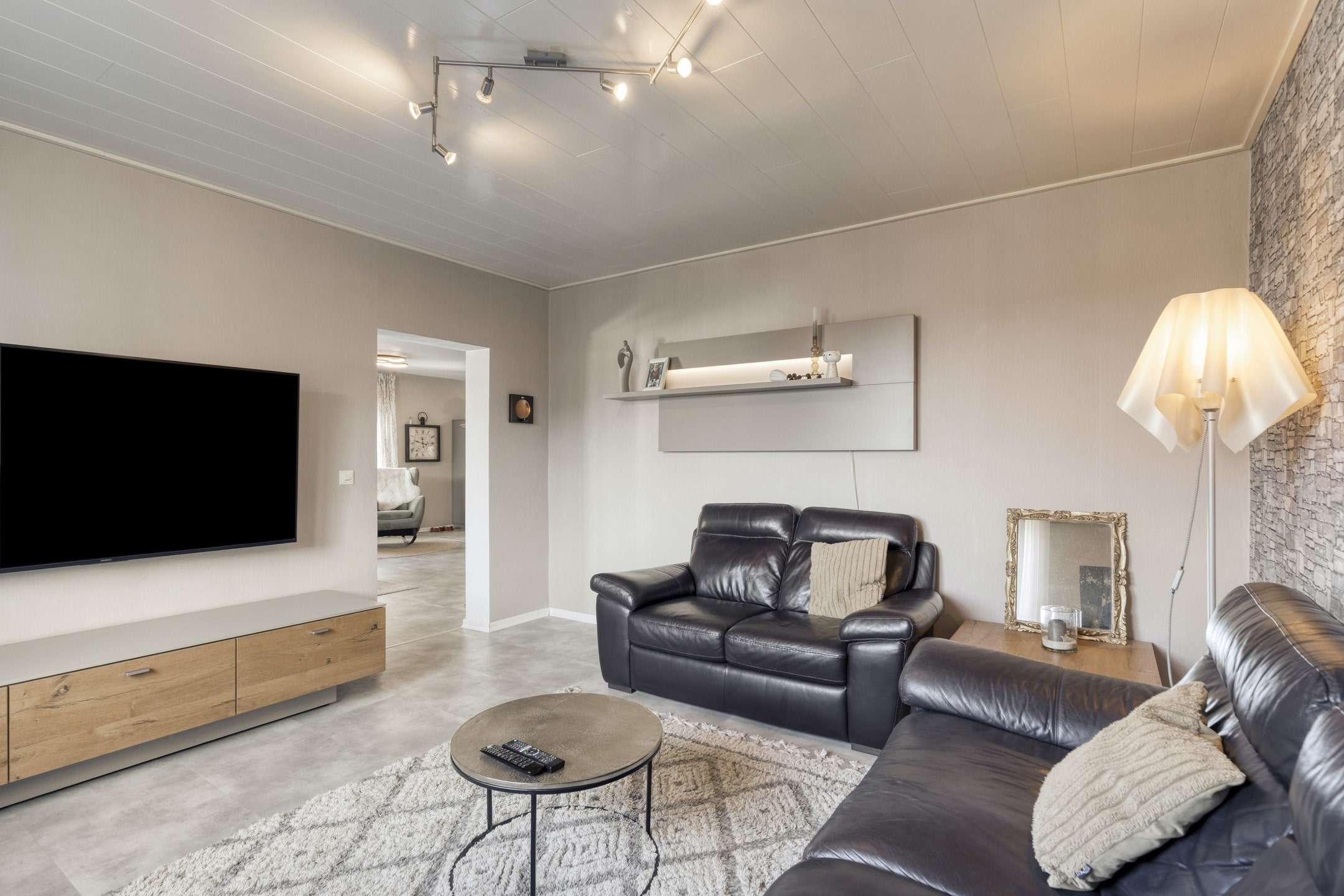 Immobilie in Brachbach - Einzugsbereit! Einfamilienhaus mit Einliegerwohnung in Brachbach * RENOVIERT und teilw. modernisiert - Bild 1