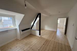 2 Zimmer Wohnung im Dachgeschoss mit Pakettboden – Die vollständige Adresse der Immobilie erhältst du vom Anbieter., 50678 Altstadt/Süd, Köln – Vorschaubild 1