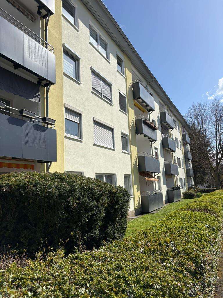 Immobilie in Steinbach - Renovierungsbedürftige 4-Zimmer Wohnung in Steinbach/Taunus - Bild 1
