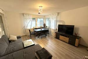 Geräumige Erdgeschoss-Wohnung. Perfekt für ein Paar oder eine Familie mit einem Kind!