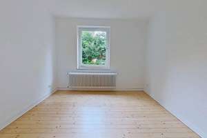 Gemütliche 2-Zimmer-Erdgeschosswohnung mit modernem Wannenbad und viel Lichteinfall – Heeper Straße 284b, 33607 Mitte, Bielefeld – Vorschaubild 1