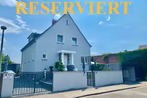 RESERVIERT!  1 Fam. Haus mit 2. Garagen, 4. Stellplätze großer Garten + kl. Hinterhaus TOP Zustand – Uhlandstraße 17, 63457 Main-Kinzig-Kreis – Vorschaubild 1