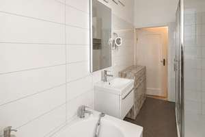 Charmante und helle 2-Zimmer Wohnung im sanierten Altbau mit großzügiger Wohnküche und Balkon – Die vollständige Adresse der Immobilie erhältst du vom Anbieter., 10119 Prenzlauer Berg, Berlin – Vorschaubild 8