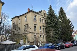unsaniertes Mehrfamilienhaus in Cotta