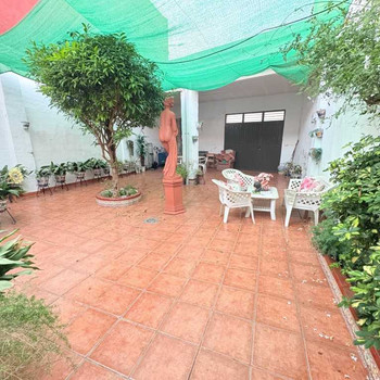 Wohnung mit schönem Innenhof im Herzen von Alberic mit Garage
