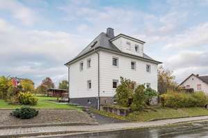 ! Provisionsfrei !
Teilsaniertes Mehrgenerationenhaus in Stadtrandlage – Die vollständige Adresse der Immobilie erhältst du vom Anbieter., 95482 Gefrees – Vorschaubild 1