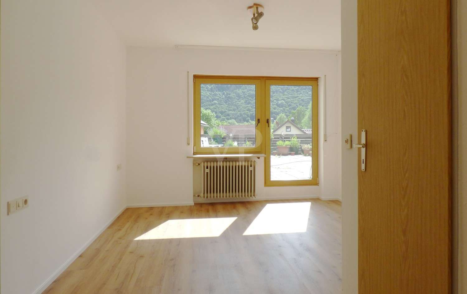 Immobilie in Kinding - Preisreduzierung:
Wohnraum satt!
Einfamilienhaus, Dachgeschosswohnung, angeschlossener Gasthof mit - Bild 0